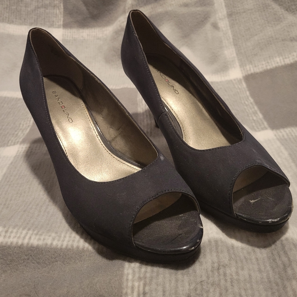 Barely worn peep toe navy heels | size 8.5 | bandolino